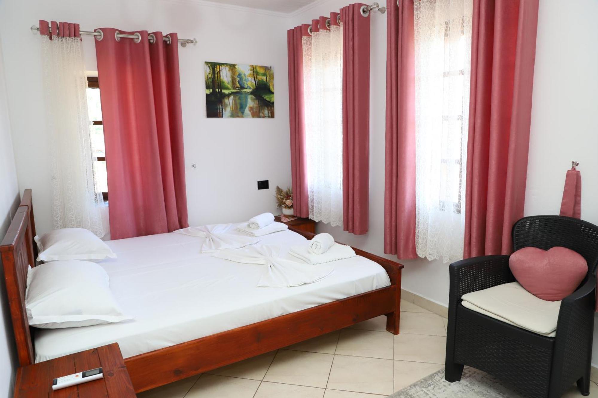 Guest House Lion Berat Bagian luar foto