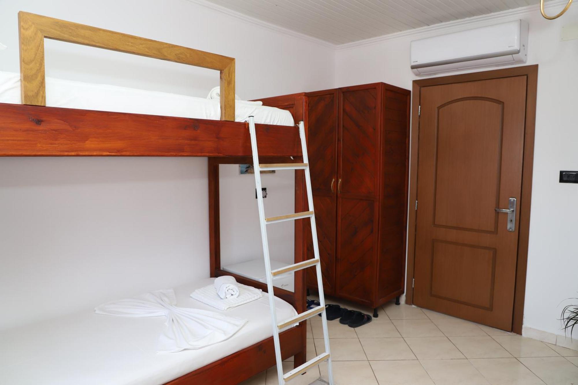 Guest House Lion Berat Bagian luar foto