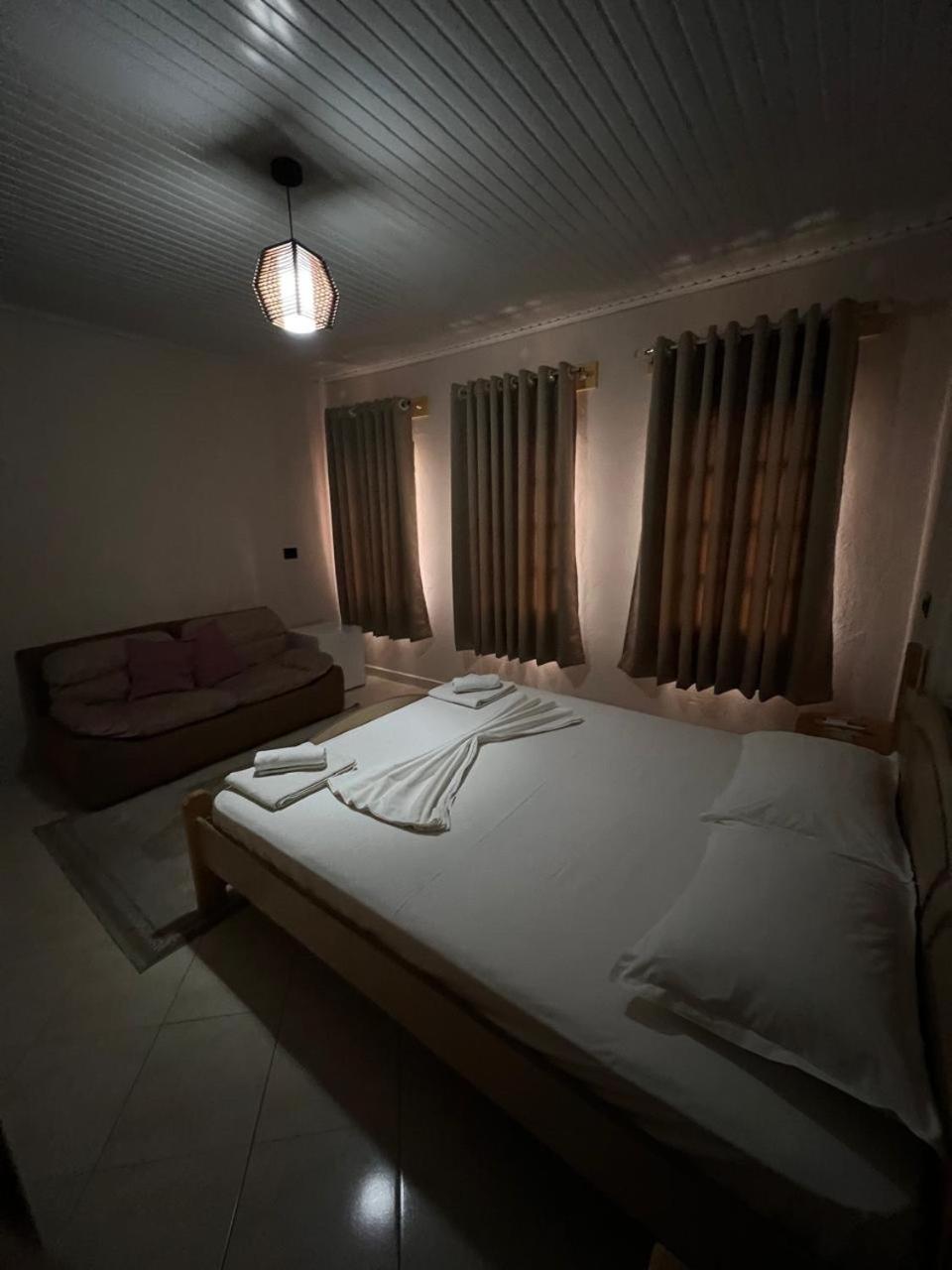Guest House Lion Berat Bagian luar foto