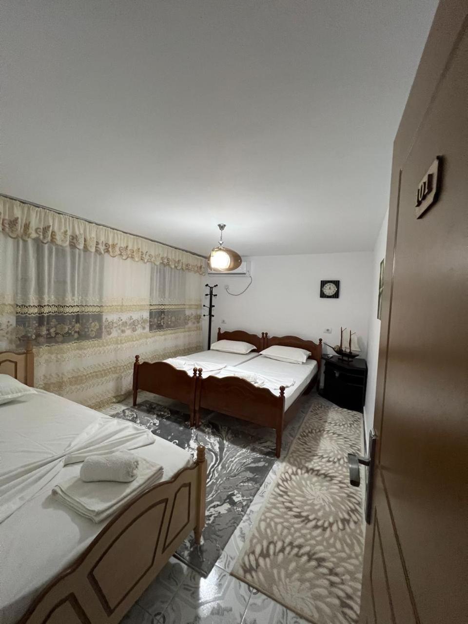 Guest House Lion Berat Bagian luar foto