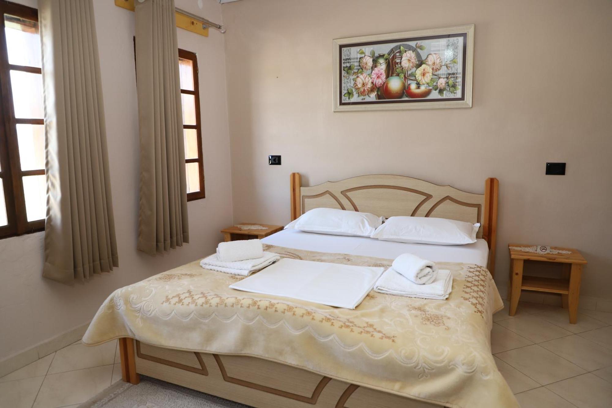 Guest House Lion Berat Bagian luar foto