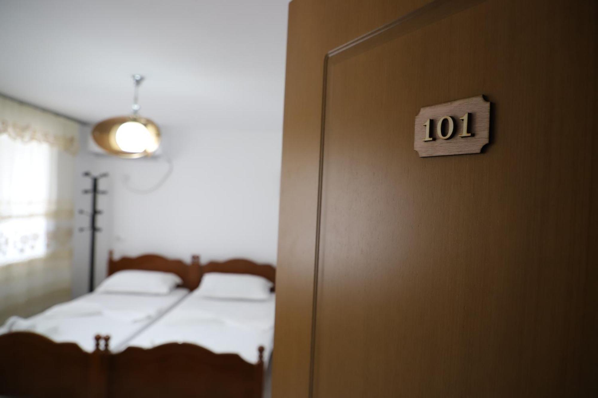 Guest House Lion Berat Bagian luar foto