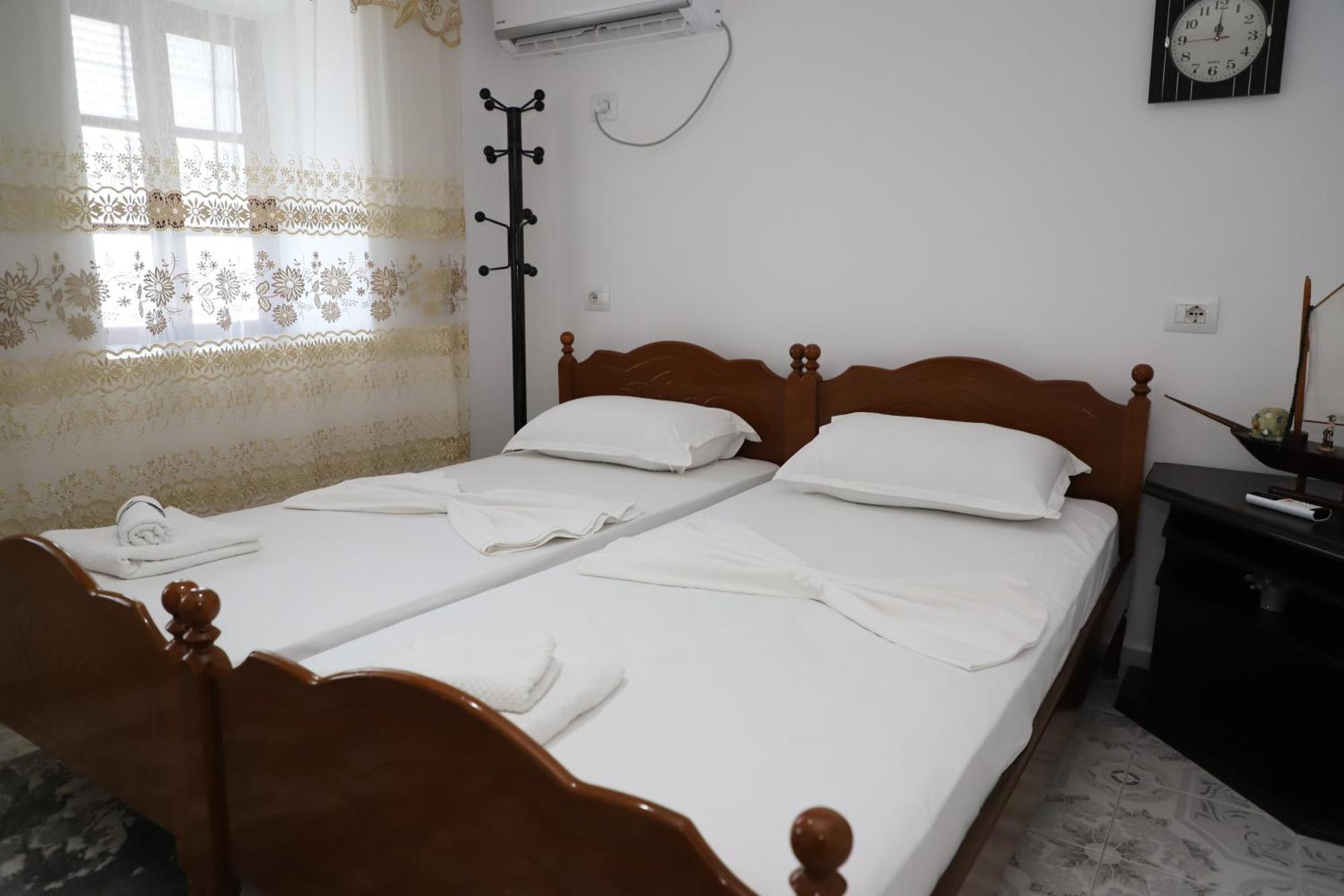 Guest House Lion Berat Bagian luar foto